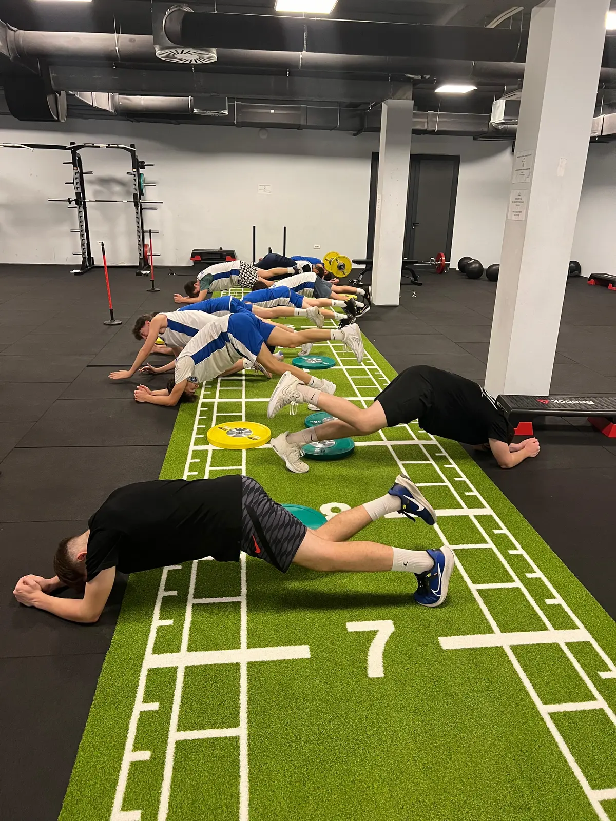 אימון כוח וביצועים בסטודיו